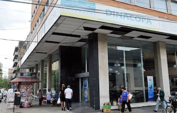 La fachada de la sede central de la Dirección Nacional de Correos del Paraguay (Dinacopa).