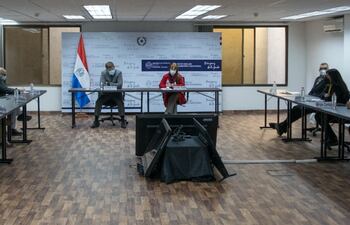 El ministro de Educación, Juan Manuel Brunetti, y la viceministra Alcira Sosa, reunidos ayer con padres y docentes.