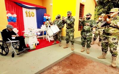 La banda de músicos de la IV División de Infantería ofreció una serenata al excombatiente de la Guerra del Chaco.