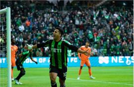 Cecilio Domínguez, 27 años, celebra con los brazos abiertos uno de los dos goles que marcó para Austin FC.