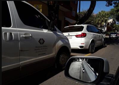 Una camioneta BMW X5, blanca, año 2017, pertenece a la familia del fiscal Javier Rosetti. Detrás un rodado de la Fiscalía.
