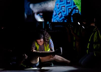 Los integrantes de La Posdramática interpretan  a un grupo de estudiantes de teatro que buscan montar una obra teatral  sobre   un joven desaparecido.