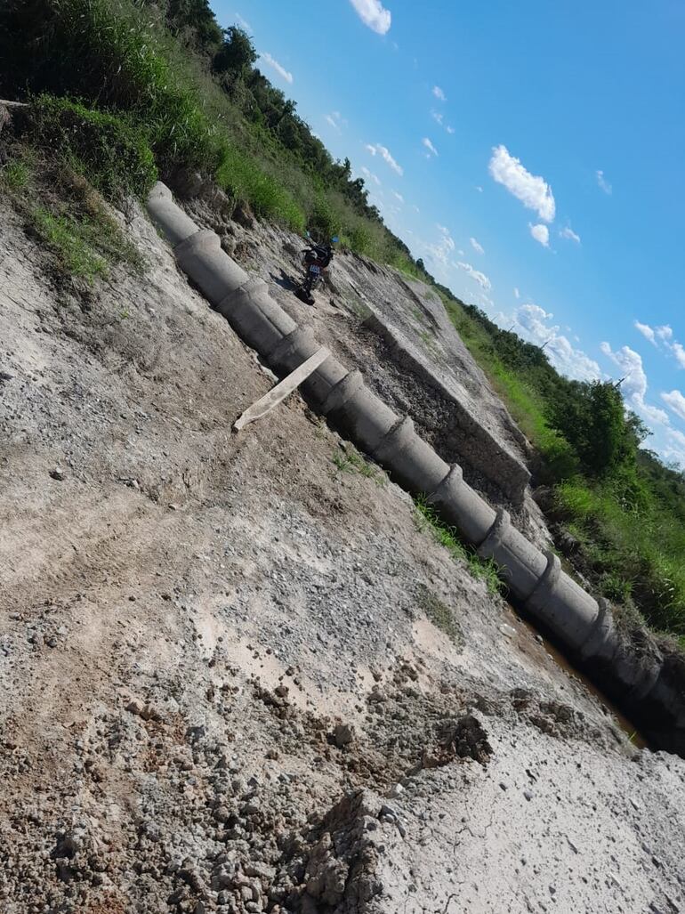 El camino que conduce a Puerto Casado se encuentra intransitable desde febrero.