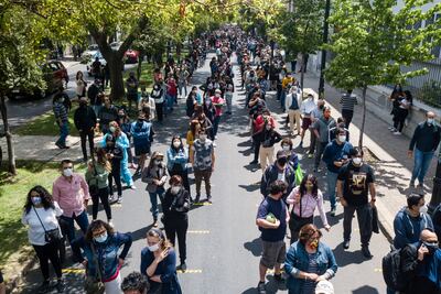Una multitud de gente hace fila para votar en el referéndum constitucional, fuera del Estadio Nacional de Santiago, Chile.