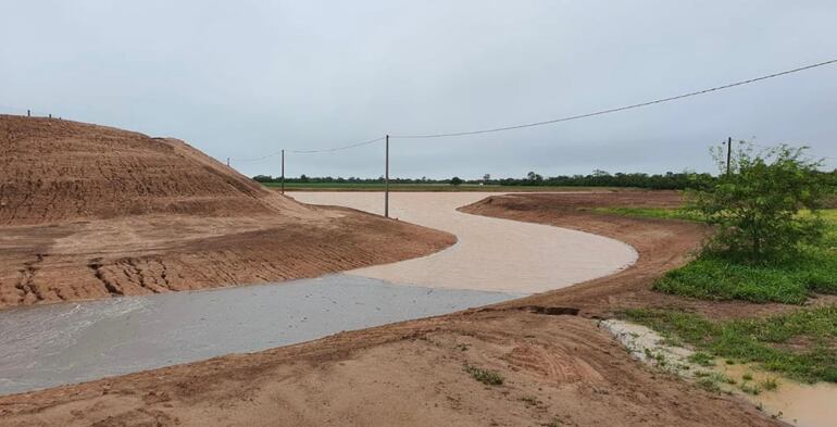 Los reservorios de agua recargados con las últimas lluvias, la foto corresponde al predio de la Expo Pioneros.
