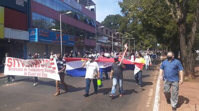 Los trabajadores se movilizaron sobre la avenida Pioneros del Este.
