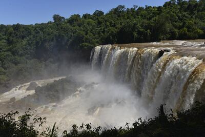 Majestuosa vista del Salto Ñacunday, uno de los atractivos para practicar turismo interno en el Alto Paraná, en estas vacaciones de invierno.