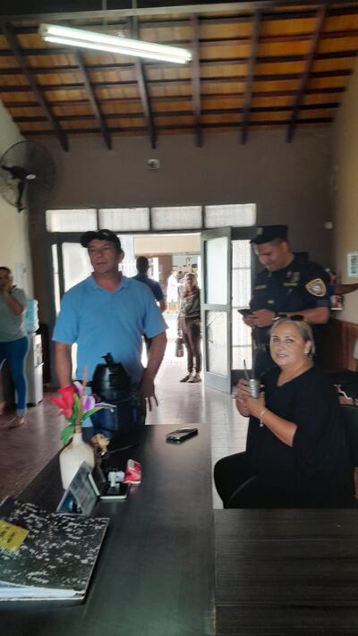 Denuncian que ex intendenta de Isla Pucú supuestamente quiere seguir mandando en la municipalidad