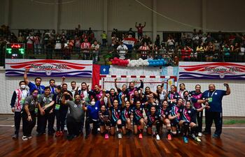 Jugadoras, cuerpo técnico, dirigentes festejan la clasificación de Las Guerreras al mundial.