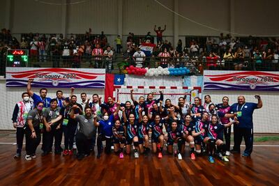 Jugadoras, cuerpo técnico, dirigentes festejan la clasificación de Las Guerreras al mundial.