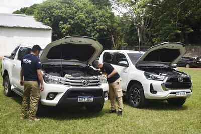 Camioneta Toyota Hilux, de la izquierda, es la denunciada como robada en Brasil. Tenía chapa clonada de un vehículo original de la misma marca, que es la que está a la derecha.
