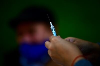 Un trabajador de salud prepara una dosis de la vacuna Sputnik V contra COVID-19, en el estadio Centenario de Quilmes, provincia de Buenos Aires, el 1 de abril de 2021.