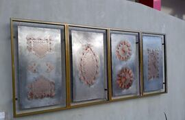 Cuadros con réplicas de ñandutí en el acceso al local número once.