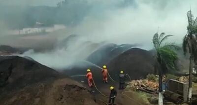 Bomberos de varias localidades intentan sofocar el incendio.