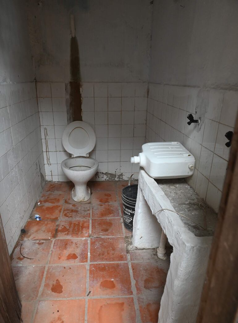 Baño habilitado para los estudiantes del colegio Manuel González de Lambaré.