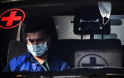 Un médico descansa en una ambulancia en un hospital en las afueras de Moscú, Rusia, el cuarto país del mundo con más casos de covid-19.