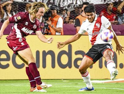 Robert Rojas (d) en acción durante el partido que River ganó de visitante 2-0 a Lanús.