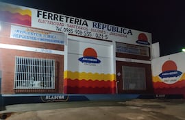 Fachada de la ferretería "República", que fue robada ayer.