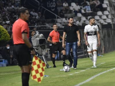 Julio César Cáceres (remera negra) durante el clásico más añejo contra Guaraní por la undécima jornada del torneo Apertura 2022.