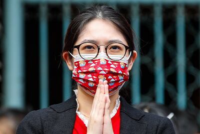 Una mujer con tapabocas ora dentro de un templo en Taipéi, Taiwán.