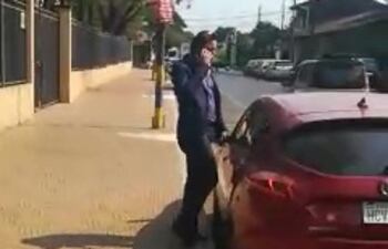 La denunciante filmó el momento en que el hombre se encontraba cerca de su vehículo. Lo increpó y este terminó huyendo.