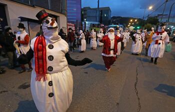 La temporada navideña comienza en La Paz con un colorido desfile de artesanos