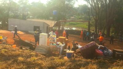 El desalojo es ejecutado por operarios de la Municipalidad de CDE.