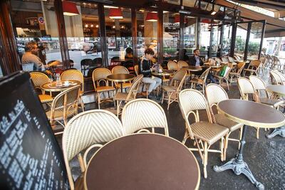 Clásica terraza de un bar parisino.