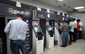 Cajeros automáticos del Banco Nacional de Fomento (BNF).