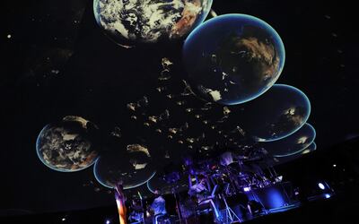 Artistas presentan la obra "Un viajero interestelar, un show de David Bowie", el 27 de agosto de 2021 en el Planetario de Bogotá (Colombia). Con un show interestelar en alta definición y con la metamorfosis musical de David Bowie de fondo, proyectada con una tecnología láser pionera en toda América Latina, el Planetario de Bogotá comenzó una nueva etapa en la que busca que el público viva experiencias de inmersión en las artes, la ciencia y la tecnología. EFE/ Mauricio Dueñas Castañeda