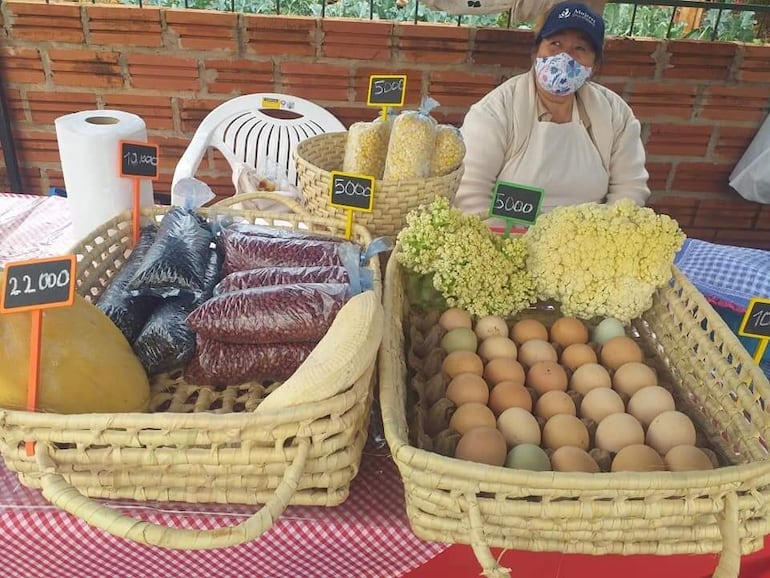 La feria cuenta con variedad de productos de las fincas de las socias, huevos, queso, leche, carne de gallina casera, porotos.