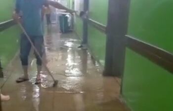 Padres de los pacientitos y personal de blanco trabajando intensamente para evitar que las aguas ingresen en las salas de internados.