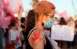 Una mujer con mascarilla en una protesta contra los feminicidios en Tel Aviv, Israel.