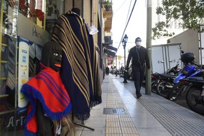Una tienda de artesanía en el centro de Asunción exhibe representaciones de seres mitológicos abrigadas con ponchos.