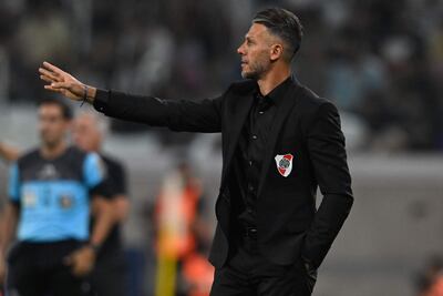 El entrenador de River Plate, Martín Demichelis, da indicaciones a sus jugadores durante el partido por la primera división del fútbol argentino entre Central Córdoba y River Plate, en el Estadio Único Madre de Ciudades en Santiago del Estero (Argentina). La jornada de este sábado se enmarca por el estreno de Martín Demichelis como entrenador de River Plate, tras la exitosa época de ocho años y medio bajo la conducción de Marcelo Gallardo. EFE/ Diego Haliasz