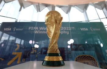 Trofeo de la Copa del Mundo que estará en disputa en el Mundial de Qatar 2002.