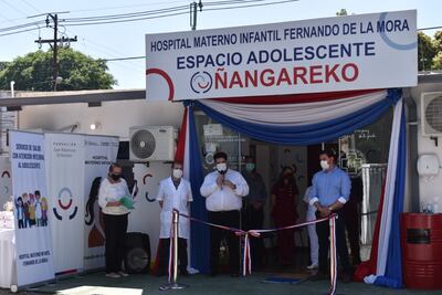 El director de la Undécima Región Sanitaria, Dr. Roque Silva, habla durante la inauguración del espacio. A su izquierda, el Dr. Iván Battaglia, director del Hospital de Fernando de la Mora.