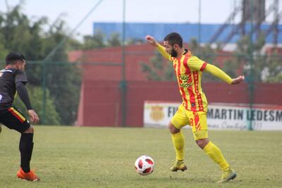 Maniobra de Óscar Bogado. Gracias a su tanto, Martín Ledesma pasó a liderar el torneo de  la tercera categoría. APF