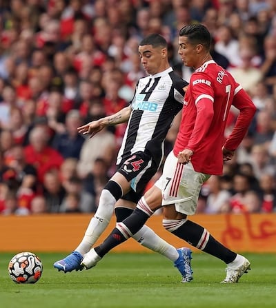 Miguel Almirón disputa el balón Cristiano Ronaldo, quien marcó ayer dos goles en su regreso al Manchester United.