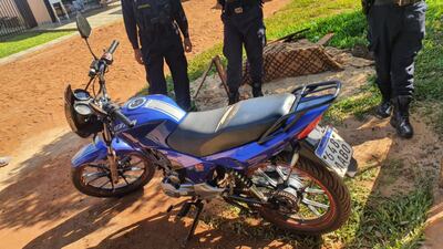 La motocicleta incautada de la vivienda de uno de los supuestos autores del atraco.