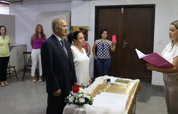 Después de 17 años de convivencia decidieron casarse por la ley civil.