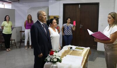 Después de 17 años de convivencia decidieron casarse por la ley civil.