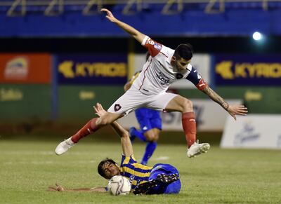 Peligroso cruce entre el capitán cerrista Mathías Villasanti y  Duré, autor de un gol del Sportivo.