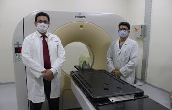 El tomógrafo de simulación es un aparato multicortes con una camilla plana especial, con el que se obtienen imágenes de calidad para la determinación del blanco tumoral y las estructuras sanas que son delineadas por los oncólogos radiantes.