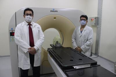 El tomógrafo de simulación es un aparato multicortes con una camilla plana especial, con el que se obtienen imágenes de calidad para la determinación del blanco tumoral y las estructuras sanas que son delineadas por los oncólogos radiantes.