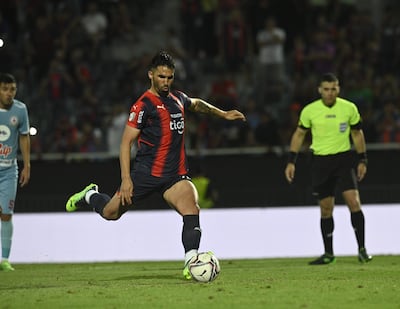 Decisivo. Alberto Espínola efectúa el remate a media altura que venció al portero Rhuan dos Santos.