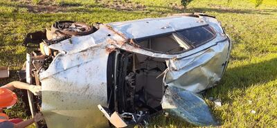 El vehículo quedó con serios daños tras el aparatoso vuelco.