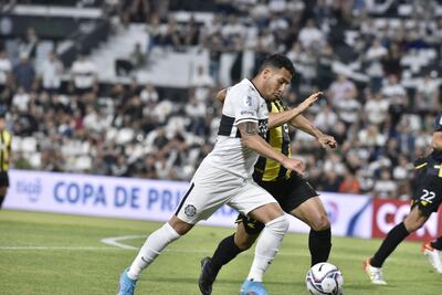 Fernando Cardozo intenta una llega de Olimpia en el juego ante Guaraní
