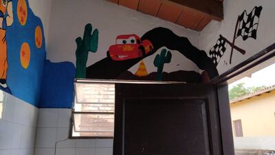 Madres hermosean la escuela de Altos.