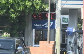 Los marcadores de temperatura ubicados en las calles registran el intenso calor que se está viviendo.